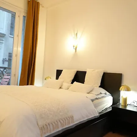 Elegant Vintage With Balcony Opéra Madeleine