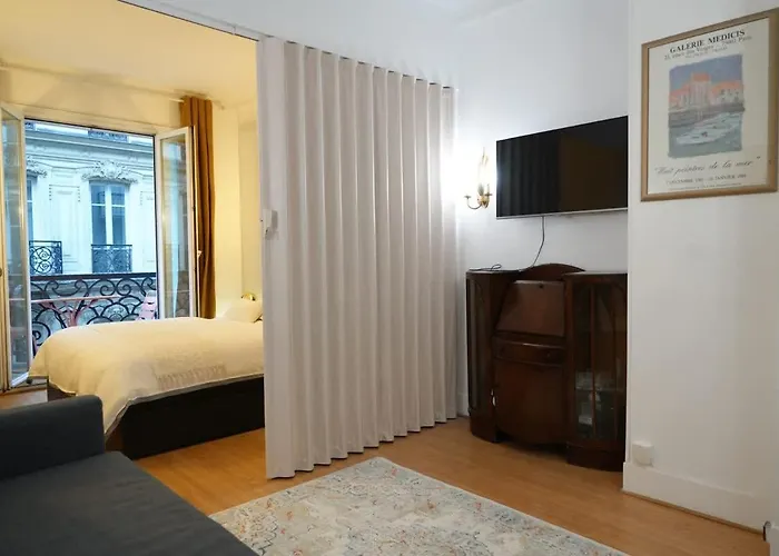 Elegant Vintage With Balcony Opéra Madeleine