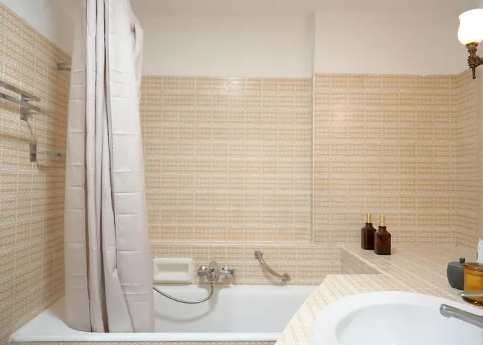 Elegant Vintage With Balcony Opera Madeleine פריז