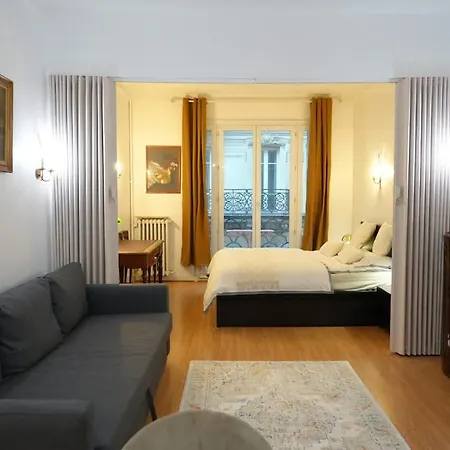Elegant Vintage With Balcony Opera Madeleine * Paris