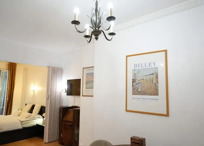 Elegant Vintage With Balcony Opera Madeleine * Paris